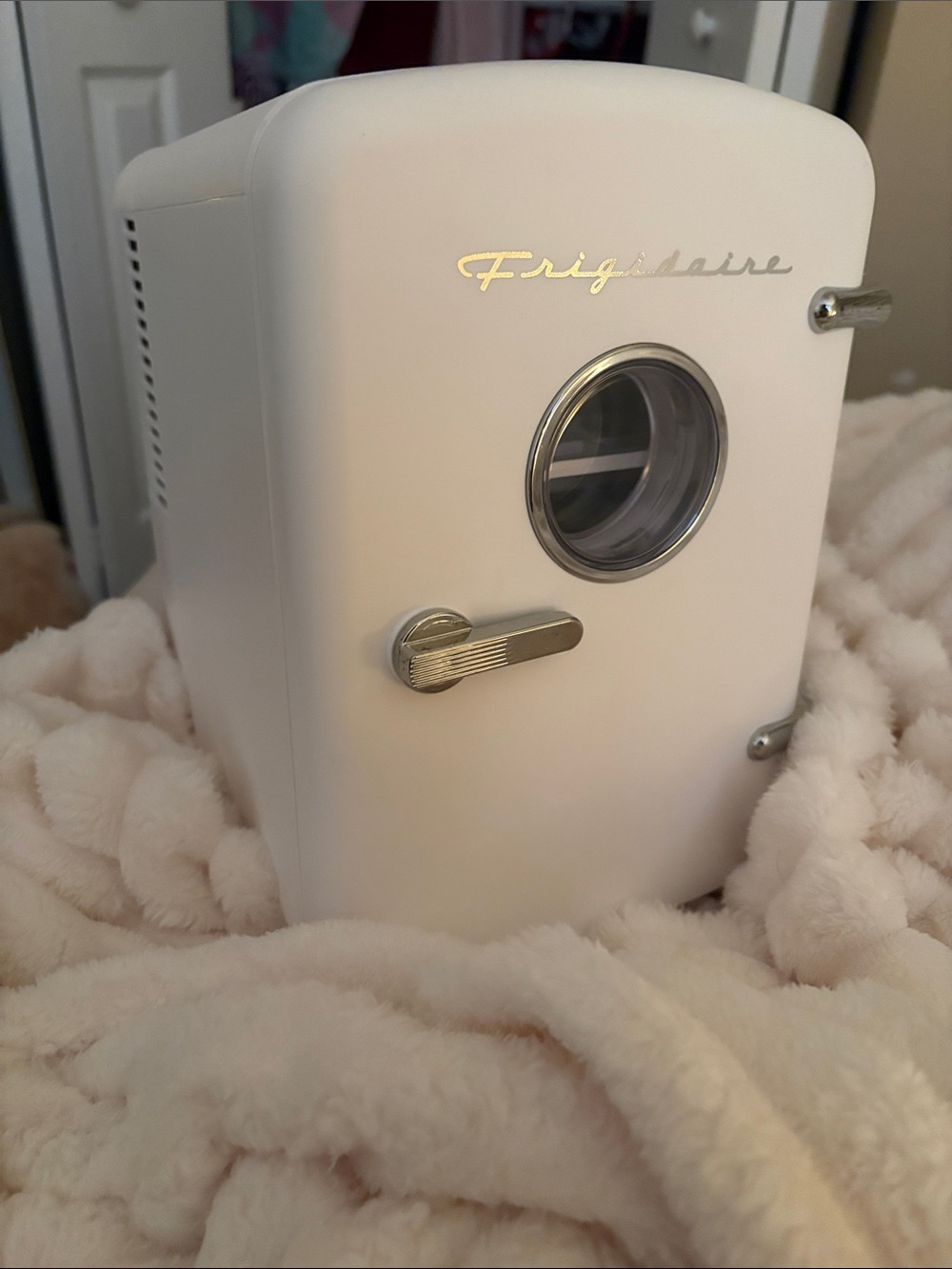 Frigidaire White Mini Retro Cosmetic Cooler - Portable Skincare Fridge